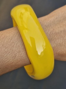 Bracelet rond en résine jaune, bijoux artisanaux de forme circulaire faits à la main - Product Image 2