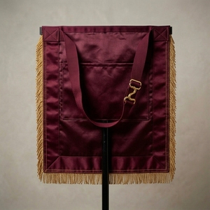 Tablier maçonnique en cuir brodé sur mesure avec franges et pompons dorés, résistant à l'eau, avec rabat carré en V - Product Image 6