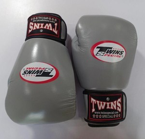นวมชกมวยไทยหนังวัวแท้ทำมือ ยี่ห้อ Twins สำหรับซ้อมซานด้า ฝึกซ้อม MMA และต่อสู้ แบบเต็มนิ้ว - Product Image 3