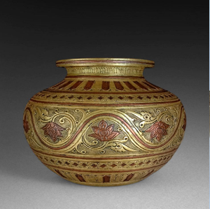 Gloriosa Lota de latón dorado con patrones tradicionales en alto relieve. Acabado y tacto brillantes disponibles a precios de mayorista. - Product Image 3