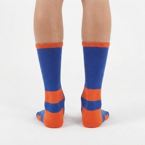 Calcetines Deportivos Azul Rey con Diseño de Red de Baloncesto Blanca y Detalles Naranjas - Product Image 5