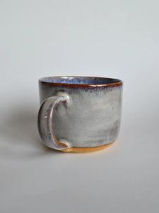 Taza de Café de Cerámica Artística con Esmalte de Ceniza en Capas, Forma Ancha, Asa Fácil de Agarrar, Retención de Calor, para una Mesa Moderna - Product Image 5