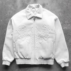 เสื้อแจ็คเก็ตบอมเบอร์ผู้ชายสีขาว ทำจากหนัง PU ปกคอพับ ปิดด้วยซิป ลายดอกนูน สวมใส่สบายๆ ในฤดูใบไม้ร่วง - Product Image 2