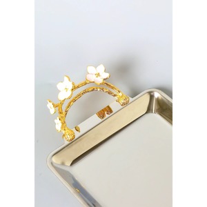 Plateau décoratif rectangulaire en métal argenté avec poignées florales dorées, design moderne pour la décoration intérieure, en promotion - Product Image 3