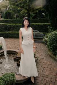 กระโปรงสีขาวเอวสูงสำหรับผู้หญิง ลายดอกไม้ ขอบลูกไม้แบบตาข่าย ดีไซน์หรูหราเก๋ไก๋ ทรงแม็กซี่สำหรับงานปาร์ตี้ ยี่ห้อ VANESSA - Product Image 2