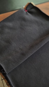 Tela de poliéster negra tipo felpa de 280 gsm utilizada para la confección de camisas de primera calidad de doble cara - Product Image 3