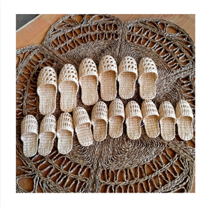 Sandales d'été en jacinthe d'eau tressées à la main, chaussures en paille naturelle pour femmes, produit de mode durable du Vietnam - Product Image 1