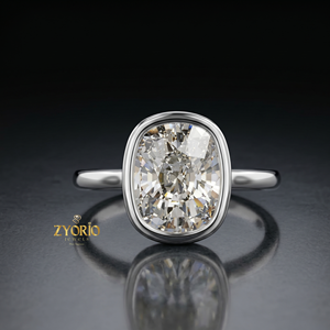 Anillo de compromiso solitario con bisel de oro de 18 quilates y corte cojín alargado - Product Image 4