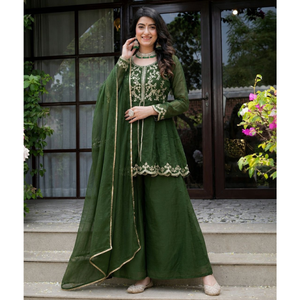 Traje Anarkali Verde Bordado para Mujer con Dupatta de Red, Ropa para Actuaciones en Escenario - Product Image 1