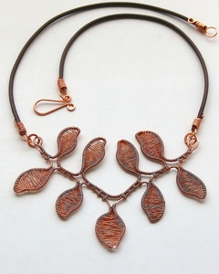 Collier en cuivre traditionnel avec un artisanat unique, accessoire de bijouterie attrayant pour les femmes de tous âges - Product Image 2