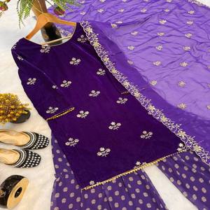 Ensemble Kurti Sharara en velours de viscose pur VASTRA COTTAGE avec broderie, entièrement cousu, imprimé numérique, dupatta en faux georgette - Product Image 4