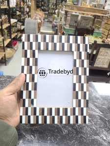 Marco de Fotos Creativo y Elegante con Incrustaciones de Resina Hecho a Mano con Acabado Brillante de Calidad Premium por Tradebyd - Product Image 3