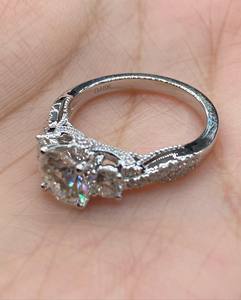 Anillo de Compromiso de Oro de 18K con Tres Piedras Redondas de 2 Quilates, Corte Redondo, Estilo Vintage, con Pavé y Milgrain, Certificado IGI - Product Image 2