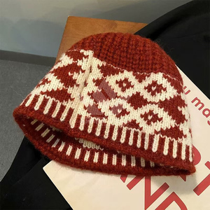 Gorro Unisex Tejido a Mano con Patrón Geométrico Rojo y Blanco, 100% Acrílico, Gorro de Invierno Informal para Adultos, 56-58CM - Product Image 1