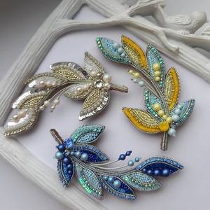 Broche artisanale brodée à la main avec perles, épinglette décorative tendance, cadeau pour femme - Product Image 6