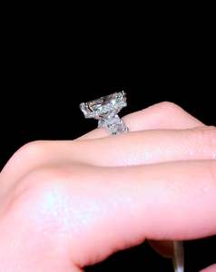 Anillo de Compromiso de Moissanita con Corte Radiante, Banda Gruesa con Incrustaciones de Diamantes, Oro de 14K/18K, Anillo Nupcial de Lujo - Product Image 6