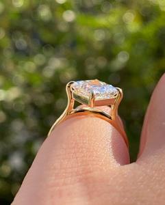 Anillo Solitario con Diamante Cultivado en Laboratorio de 3 Quilates, Corte Brillante Tipo Cojín, Certificado IGI, Oro de 18K - Product Image 5