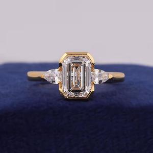 Anillo de diamante cultivado en laboratorio con corte esmeralda en oro amarillo macizo con piedras laterales en forma de pera y diseño clásico de tres piedras, regalo para ella. - Product Image 1