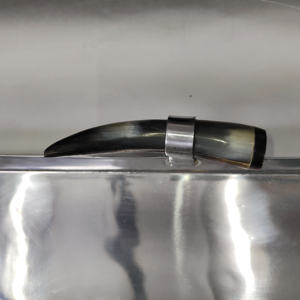 Bandeja de Servir Rectangular Industrial Moderna de Acero Inoxidable con Asas de Cuerno Natural, Plato de Metal Artesanal para Bar de Lujo - Product Image 5