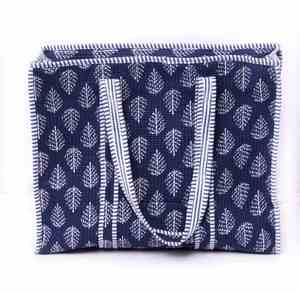 Bolso Tote de Algodón Acolchado con Estampado de Hojas de Indigo, Bolso de Hombro de Gran Capacidad para Viajes, Fines de Semana y Compras - Product Image 1