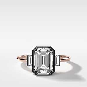 Bagues de fiançailles à trois pierres taille émeraude 4 carats en or massif 14K avec sertissage noir et accent de diamant baguette cultivé en laboratoire certifié IGI - Product Image 5