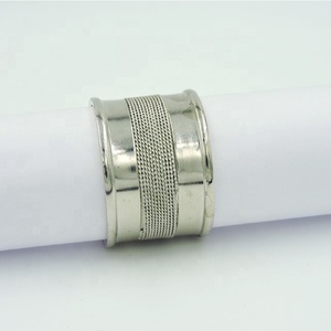 Ensemble élégant de ronds de serviette en laiton couleur or Décoration de table élégante pour les repas et les fêtes modernes - Product Image 2