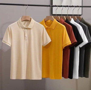 เสื้อโปโลผู้ชายแขนสั้นผ้าถักสีพื้นลำลองติดกระดุมด้านหน้าทรงปกติ - Product Image 1
