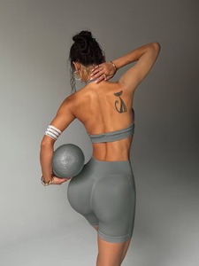 Ensemble de sport sans couture : Crop top dos nu à bretelles avec effet ventre plat et short cycliste push-up en spandex – Pack de vêtements de sport - Product Image 2