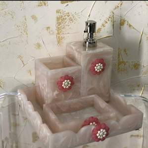 ชุดอุปกรณ์ห้องน้ำเรซิ่นแบบคลาสสิก 4 ชิ้น ยี่ห้อ Gloss Crafts รุ่น Eco-Friendly พร้อมที่จ่ายสบู่ แก้วน้ำ ถาดวางของ และที่วางของบนเคาน์เตอร์ห้องน้ำ - Product Image 3