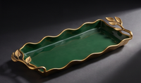 Plateau rectangulaire artisanal en métal émaillé vert avec poignées sculptées en feuillage doré, idéal pour la présentation de plats sur table