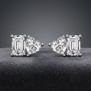 Boucles d'oreilles clous romantiques en or blanc avec cœur et diamant taille émeraude (Bijoux de mariée haute couture) - Product Image 2