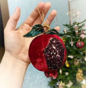 Hermoso Broche de Diseño con Cuentas y Motivos Bordados Únicos para la Moda Femenina Moderna - Product Image 3