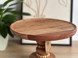 Support à gâteau en bois de style farmhouse haut de gamme avec un design de perles luxueuses pour la présentation en boulangerie, les mariages et la décoration de desserts. - Product Image 4