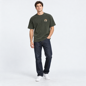 เสื้อยืดคอกลมแขนสั้นสีขาวสำหรับผู้ชาย ทรงปกติ ผ้าฝ้ายเจอร์ซีย์ 100% สวมใส่สบาย ระบายอากาศได้ดี เป็นมิตรกับสิ่งแวดล้อม โลโก้ด้านหน้าแบบถัก - Product Image 2