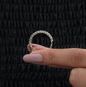 Anillo de Compromiso Minimalista ROYAL SAGA de Plata 925 Chapado en Oro con Diamantes CZ de Media Eternidad, Corte Ovalado, Joyería Fina para Mujer - Product Image 3