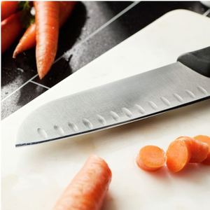 Cuchillos Santoku Negros con Mango Contorneado, Hojas Plateadas con Diseño de Hoyuelos y Borde Liso para Cortar Verduras, Picar y Preparar Alimentos - Product Image 4