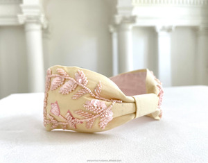 Serre-tête large rose poudré en tissu brodé de perles, motif floral, rembourré, fait main, personnalisé, accessoire capillaire pour filles et femmes - Product Image 3