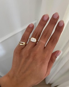 Bague de fiançailles solitaire en or avec diamant de laboratoire allongé taille coussin de 3,08 carats, sertie en clos, certifiée IGI, tendance, couleur E - Product Image 4
