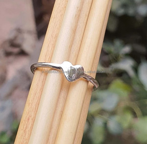 Pequeño Original Corazón Fino Anillo de Plata Esterlina para Mujer Chapado en Oro de 14K Joyería Apilable PARA EL Día de San Valentín con Moissanita - Product Image 4