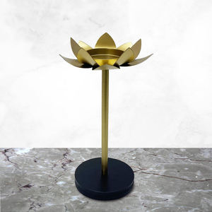 Porte-bougie en métal doré en forme de fleur de lotus, artisanal et unique, pour mariage et décoration intérieure, ensemble classique de 2, qualité supérieure, moderne et écologique - Product Image 1
