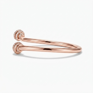 แหวนทองคำโรสโกลด์ 18K แบบ Bypass Cuff ประดับเพชรเพาะเลี้ยง 0.166 กะรัต น้ำหนัก 3.35 กรัม ทองคำแท้ ดีไซน์เรียบหรู ทันสมัย เหมาะสำหรับงานแต่งงานและงานหมั้น - Product Image 3