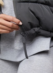 Chaqueta Acolchada con Capucha Gris para Mujer, Informal, Cortavientos, de Invierno, con Relleno de Poliéster, Cierre de Cremallera, Corte Regular - Product Image 4