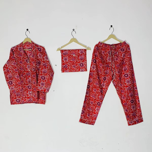 Ensemble de pyjama en coton imprimé à la main avec motif floral rubis et sac cadeau assorti - Product Image 1