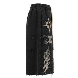 Shorts de survêtement noirs déchirés style punk pour homme, coupe large avec patchs tête de mort et croix, logo frontal, 100% coton, taille élastique unie avec cordon de serrage - Product Image 5
