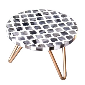 Présentoir à gâteaux élégant fait main en résine avec incrustation Plateau de présentation à desserts en métal élégant pour la décoration de fêtes et d'événements de luxe - Product Image 1