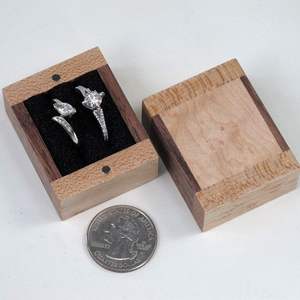 Caja rústica de madera grabada para guardar anillos, caja de madera de nogal hecha a mano para anillos de compromiso, caja de madera ecológica a precio económico. - Product Image 1