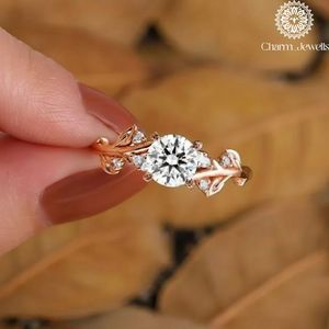 Anillo de Compromiso de Plata y Oro Amarillo con Moissanita para Mujer Charm_Jewells, Corte Cojín, Clásico Romántico, Engaste de Garras, Certificado IGI - Product Image 6
