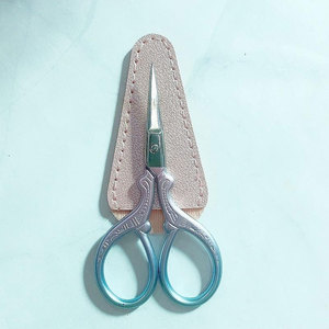 Ciseaux à broder en acier inoxydable colorés et simples, accessoire de couture pour l'artisanat et la broderie avec étui en cuir - Product Image 3