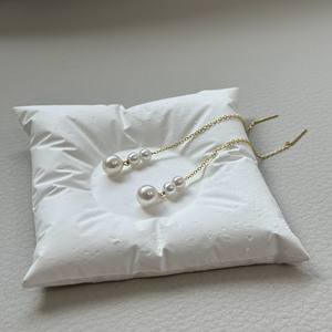 Boucles d'oreilles élégantes en argent 925 avec perle naturelle ronde Aurora, design à pampilles longues et tendance - Product Image 2