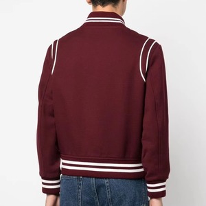 เสื้อแจ็คเก็ตวาร์ซิตี้สีแดงเลือดหมูสำหรับผู้ชาย พร้อมดีไซน์ปักลายแบบแพทช์ ปกเสื้อแบบพับได้ ทรงปกติ เสื้อแจ็คเก็ตวาร์ซิตี้ปักลาย - Product Image 3